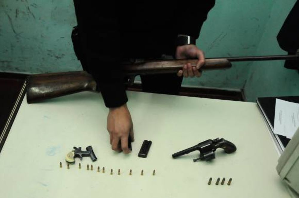 Amenazó a su mujer y cayó con 3 armas