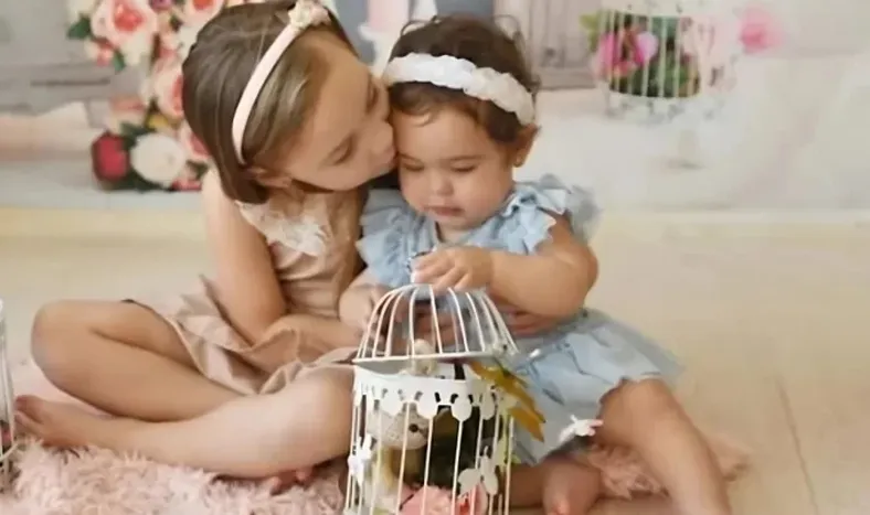 Amor y conmoción. La imagen de las dos hermanitas desaparecidas conmovió a todos. Aún no hallan a la más pequeña.