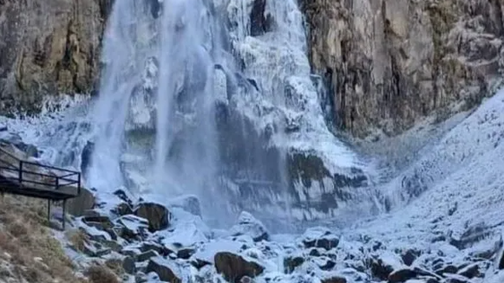 La ola de frío polar congeló una cascada en Neuquén