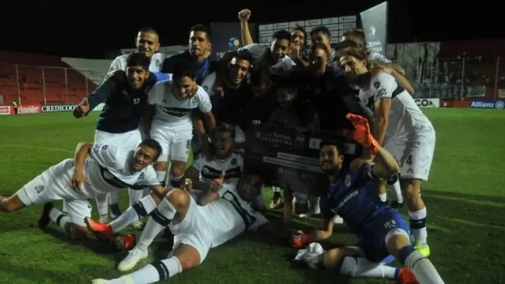 Gimnasia le ganó a Defensores por penales y pasó a la siguiente fase