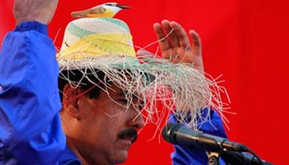 Maduro se pasea con el “pajarito Chávez” en el final de la campaña