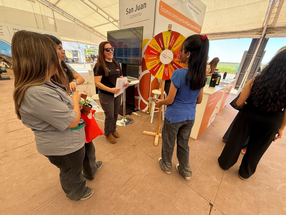 El stand de la Subsecretaría de Trabajo, con juegos de preguntas y actividades, fue uno de los puntos de encuentro con el público más joven.