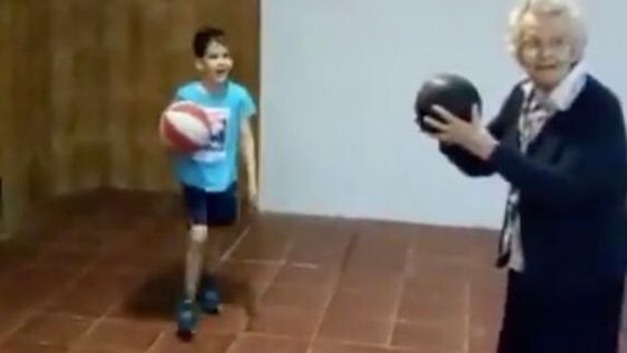 Tiene 100 años y sorprendió con su habilidad para jugar al básquet