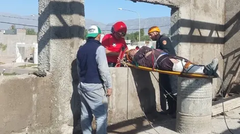 Bomberos socorrieron a un obrero que trabajaba en un barrio privado en la construcción de una casa
