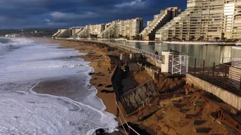 DAÑOS provocados por las marejadas en el condominio San Alfonso del Mar de Algarrobo, uno de las 10 playas en peligro de desaparecer a consecuencia de la erosión de la costa.