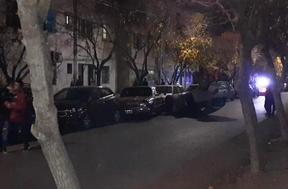 Hizo una mala maniobra, chocó contra tres autos y volcó en la entrada de un barrio