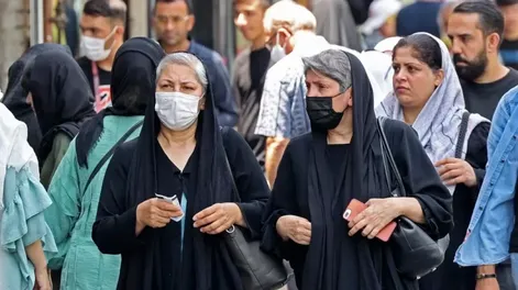 Mujeres protestan contra el uso obligatorio del velo islámico