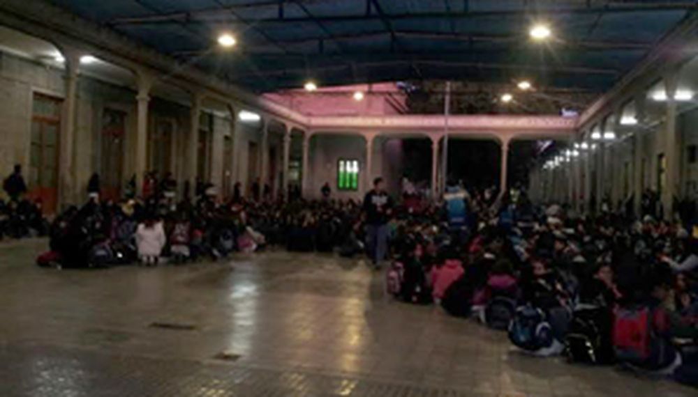Protesta de alumnos por falta de vidrios y calefacción en las aulas