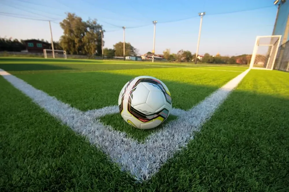 No le alquilaron la cancha, volvió antes a su casa y encontró a su esposa con otro