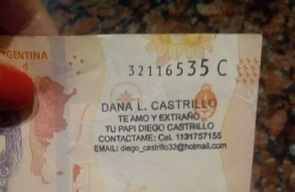 Buscaba a su hija con mensajes en billetes: la historia no terminó bien
