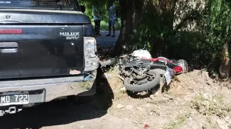 Perdió el control de su moto, chocó contra una camioneta estacionada y terminó hospitalizado