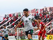 Salida. Sebastián Jaurena encabeza uno de los ataques de San Martín. El Verdinegro empató en Mendoza cortando la racha adversa de dos derrotas en la Primera Nacional.