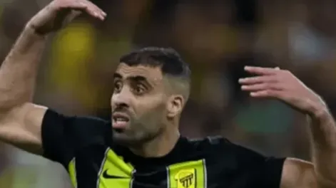 Un jugador del Al Ittihad de Gallardo fue atacado por un hincha a latigazos en la cancha