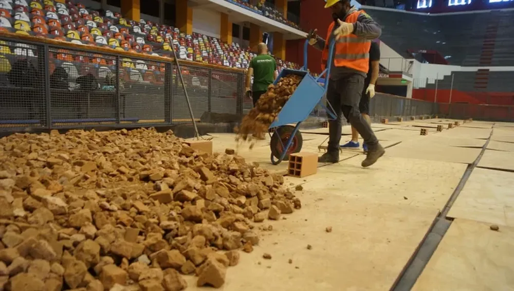 Copa Davis: comenzaron a colocar los ladrillos para la base de la cancha en el Cantoni