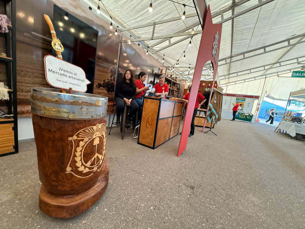 El talento local se luce en la Feria Internacional de Artesanías también a través del Mercado Artesanal Tradicional, que ofrece piezas de artesanos de diversos departamentos