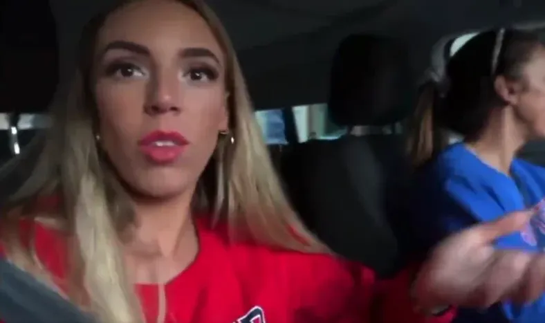 [VIDEO] Dos ‘youtubers’ españolas se filmaron lanzando comida desde su auto a los “pobres”