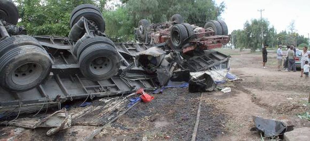 Un camión arrollado por un tren en un cruce sin barrera
