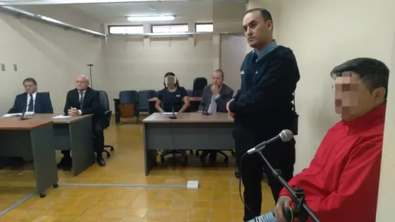 EL ACUSADO  (derecha) y su expareja (al fondo) reconocieron los delitos contra su propia hija.