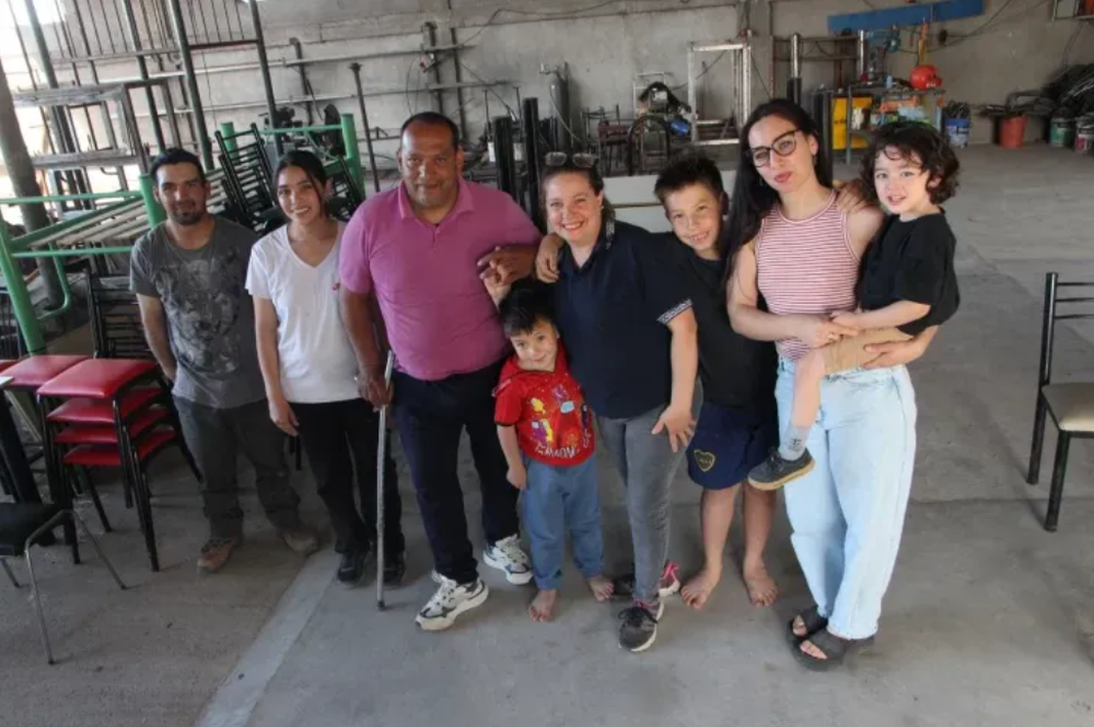 Parte del equipo en el galp&oacute;n de Punta del M&eacute;dano, donde el ruido de las m&aacute;quinas se mezcla con las risas y charlas de las trabajadoras.