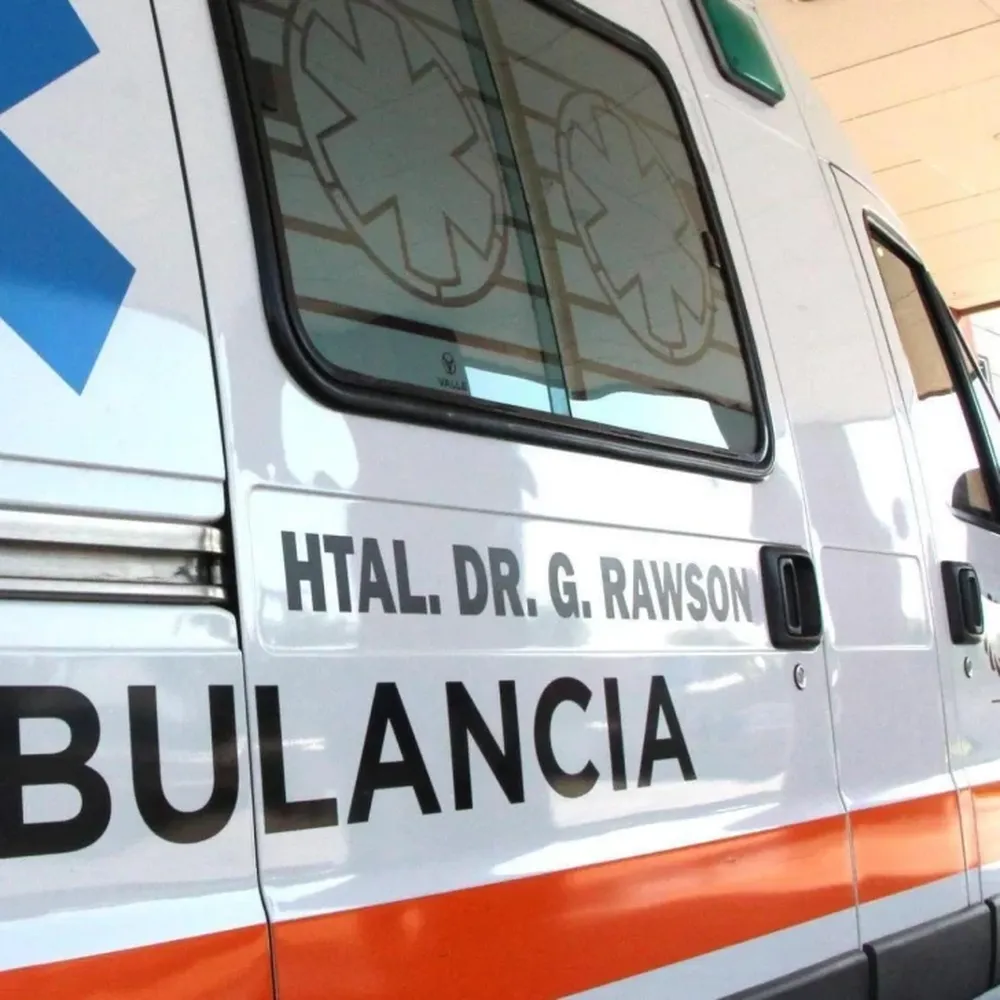 Una mujer fue hospitalizada después de ser embestida por un auto cuando circulaba en bicicleta