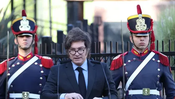 DISCURSO. El Presidente leyó en el acto frente al monumento a los caídos en la guerra que se levanta en Plaza San Martín. Cosechó muy pocos aplausos.