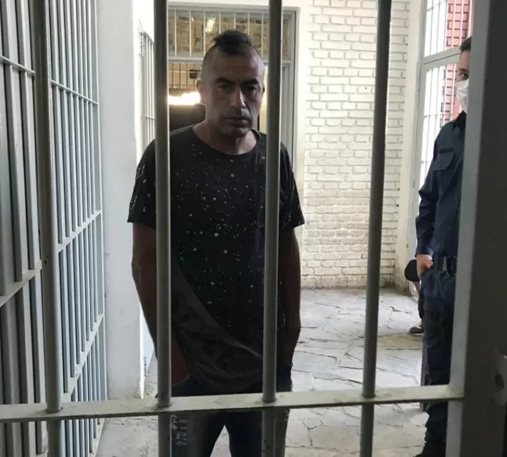 Tiene múltiples antecedentes y ahora le pegó a su pareja y a su propio padre por defenderla