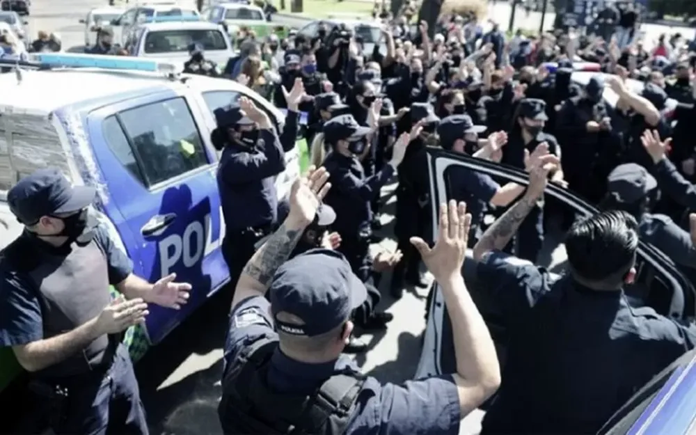 Por las protestas frente a las Quinta de Olivos, desafectaron a 400 policías bonaerenses