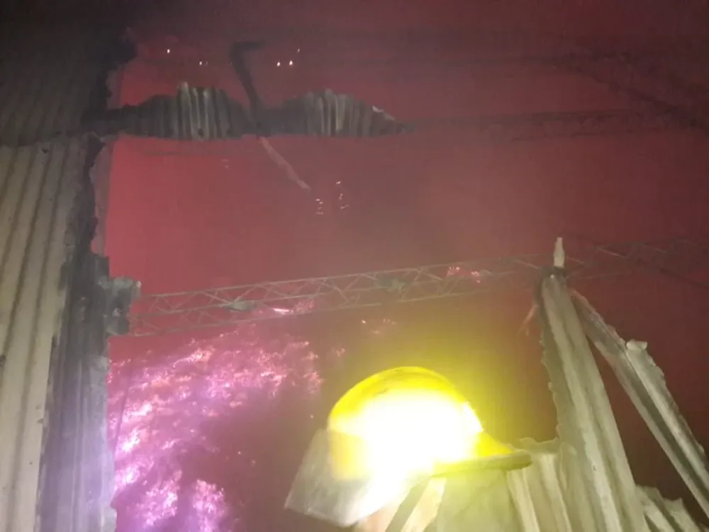 Ardió un aserradero en Rawson y las pérdidas fueron totales