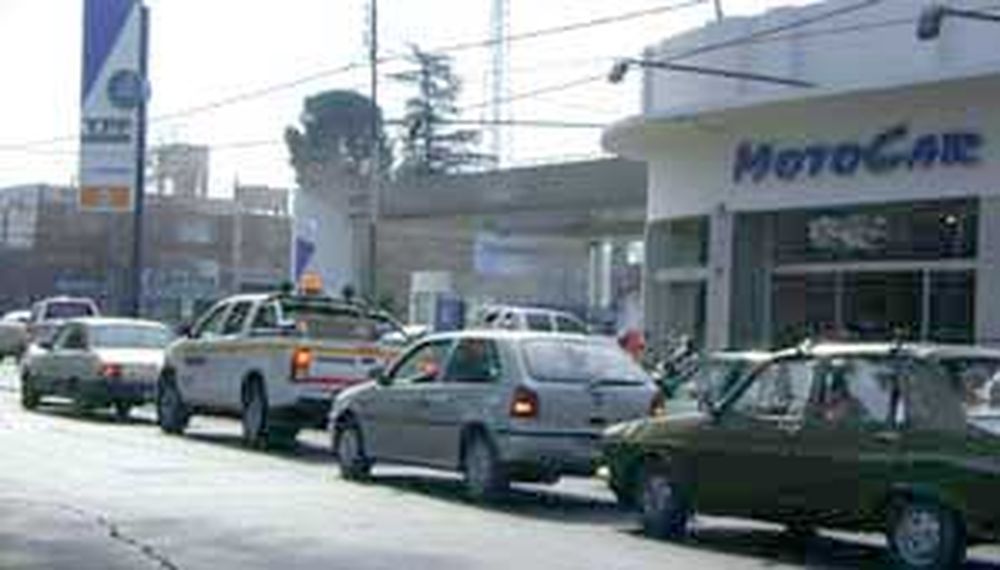 Largas colas para cargar GNC en estaciones de servicio