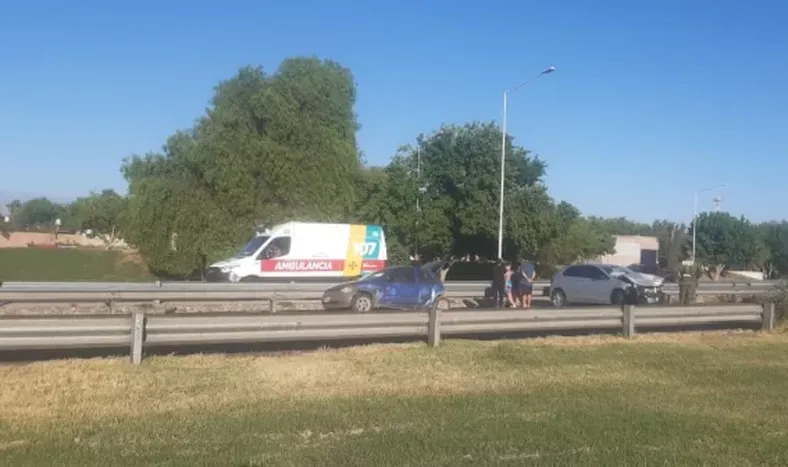 Por un choque entre dos autos en la Circunvalación desviaron el tránsito en Santa Lucía