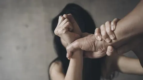 Se separó porque la golpeaba, volvió y otra vez le pegó: “Vas a ver lo que te va pasar hija de p…”