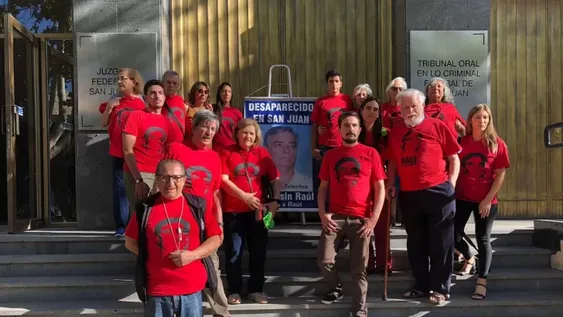 Con el rostro de Raúl Tellechea en el pecho, sus hijos y amigos presentes en el inicio del juicio