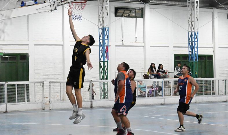 Oferta. El Polideportivo de Rodeo albergó la primera fecha del Torneo Apertura de básquetbol en Iglesia.