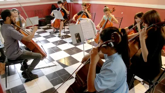 ALBERTO VELASCO es el director, orquestador y arreglador del ciclo que promueve conciertos de música de películas a lo largo de diez años junto a la Orquesta Sinfónica de la UNSJ.