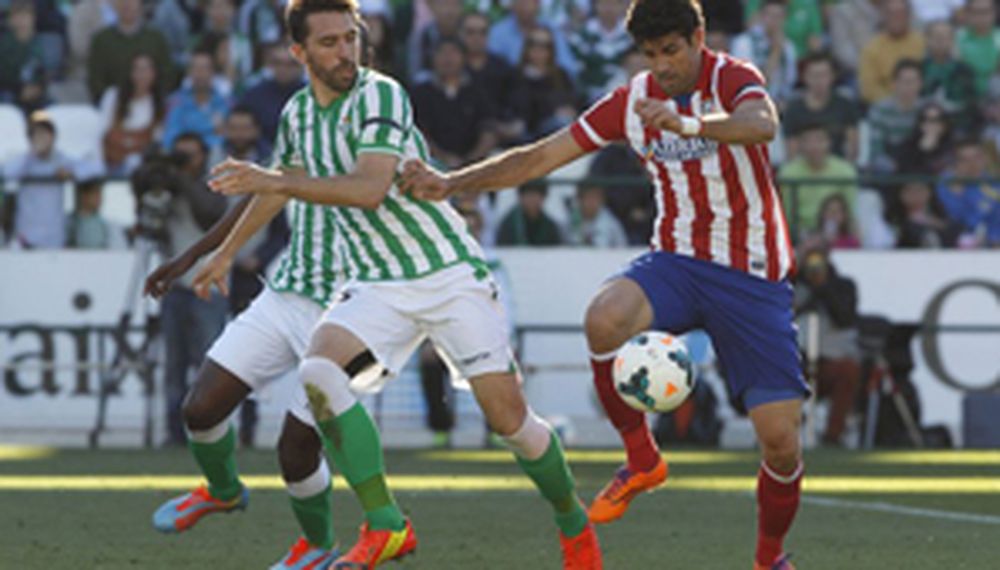 El Atlético venció al Betis y se prendió en lo más alto