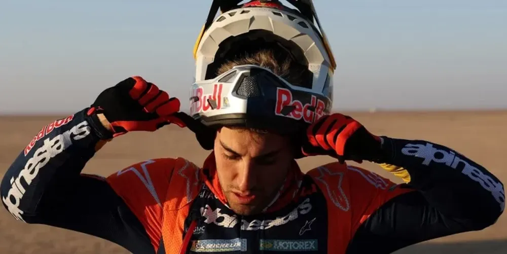 Decepción. Luciano Benavídes habìa dado el golpe en la etapa del lunes pero este martes todo salió mal y dejó la punta en Motos.