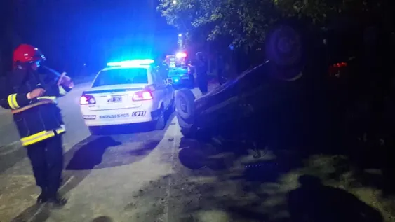 Un auto fue tocado por un camión y volcó en Pocito