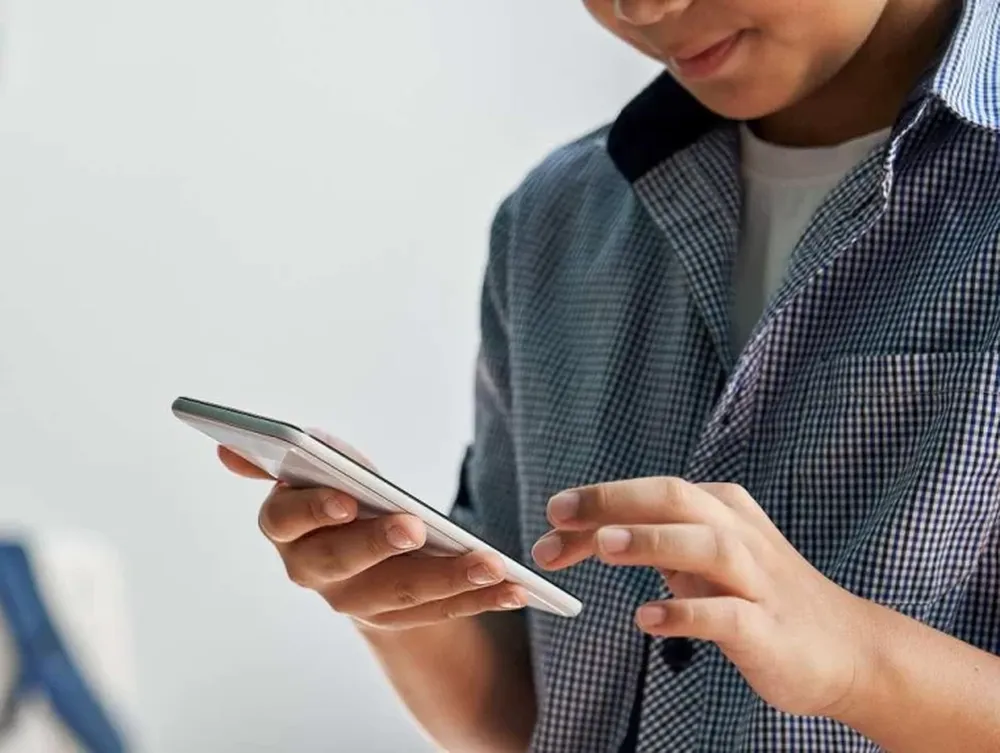 Se niega a comprarle un celular a su hijo adolescente y generó debate en las redes