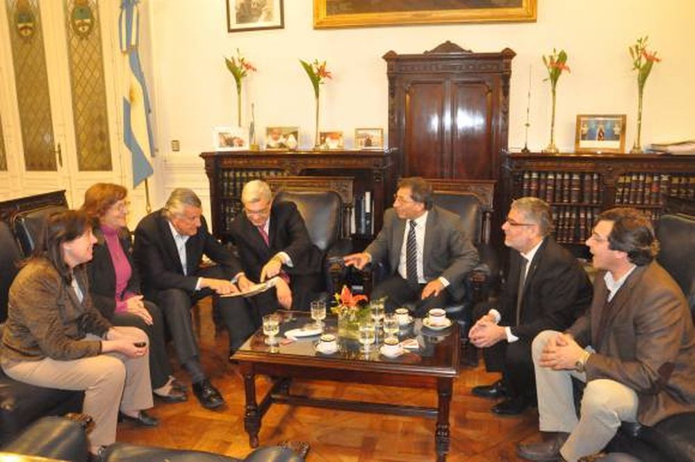 Aval: cambio clave de pesos a dólares