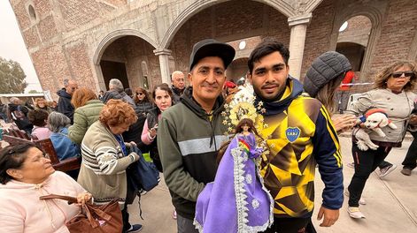 Santiago Esquivel hace 3 años que va desde Chimbas hasta Bermejo en bicicleta para participar de la procesión de San Expedito, llevando una imagen de la Virgen de Copacabana.