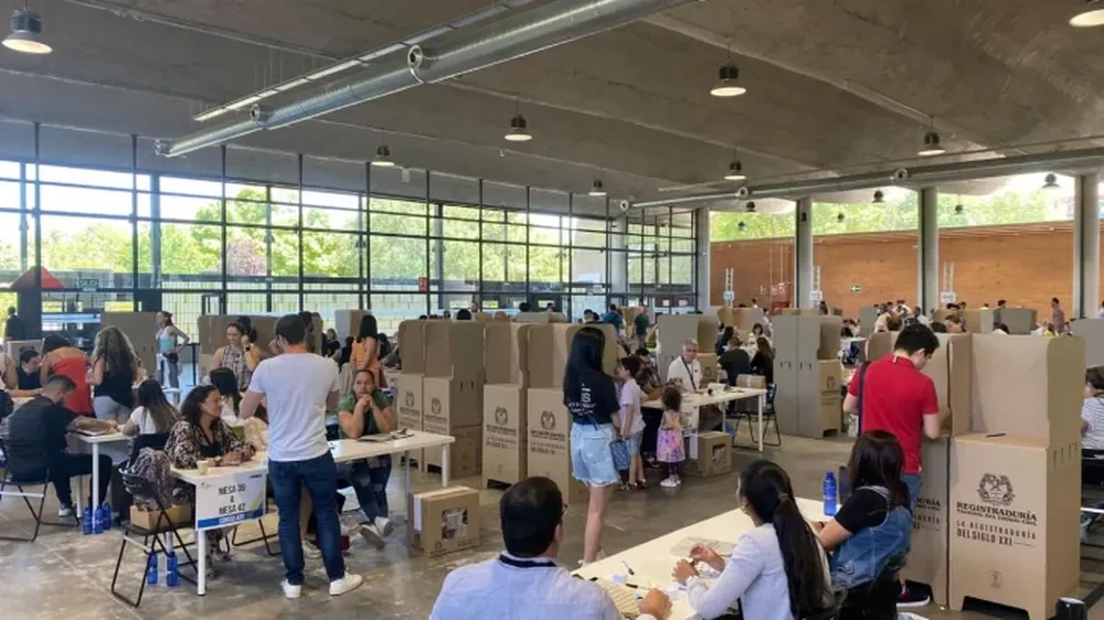 Las elecciones cerraron con algunas corridas de votantes sobre la hora