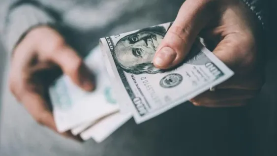 Subió el dólar y llegó a su máximo en el mes