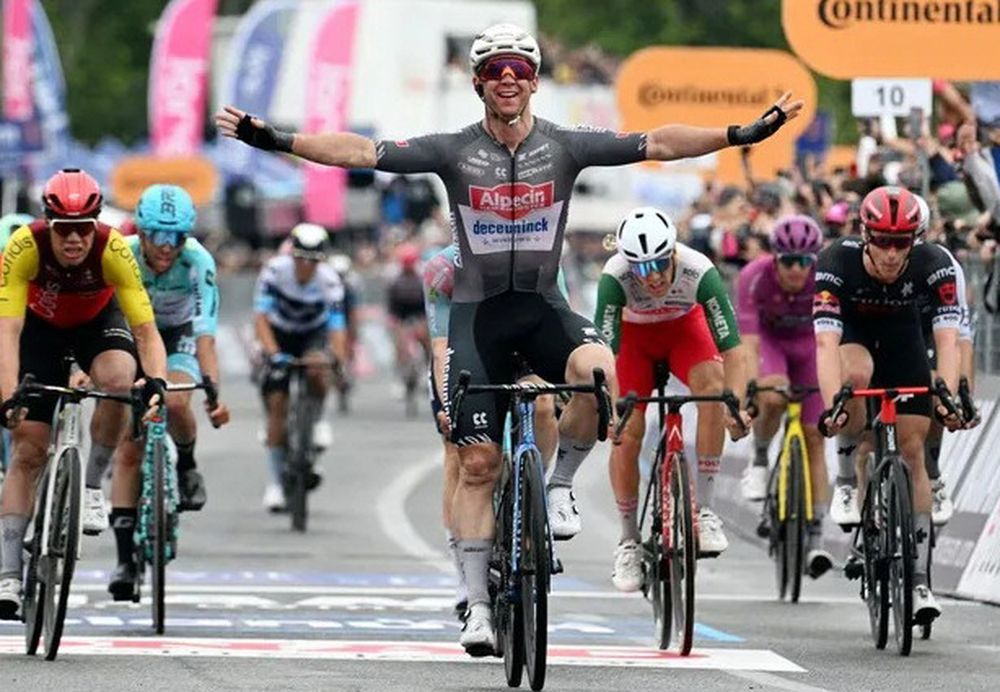 GROVES ganó la etapa en la que a todos les dieron el mismo tiempo, porque medio pelotón se cayó por la lluvia.