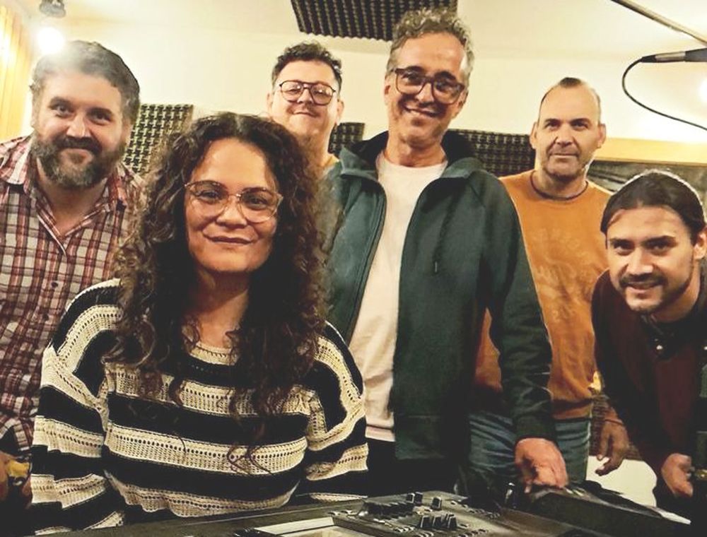 EN HONOR A FITO. La banda encabezada por Lucio Flores en teclados y Alejandro Segovia en voz se completa, además, con George Lamb en bajo, Hugo Figueroa en guitarra, Matías Inostroza en batería y Melisa Quiroga en voz.