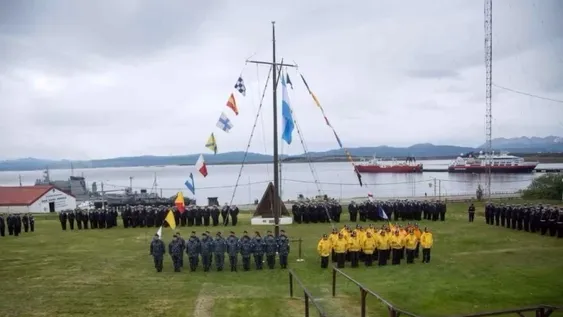 Denunció a un superior de la Armada, pero la “culpan” a ella por tener pechos grandes