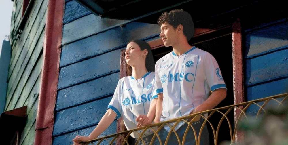 La indumentaria combina un fondo blanco con finas tiras verticales en color celeste, evocando de forma directa la camiseta de la Selección Argentina.&nbsp;