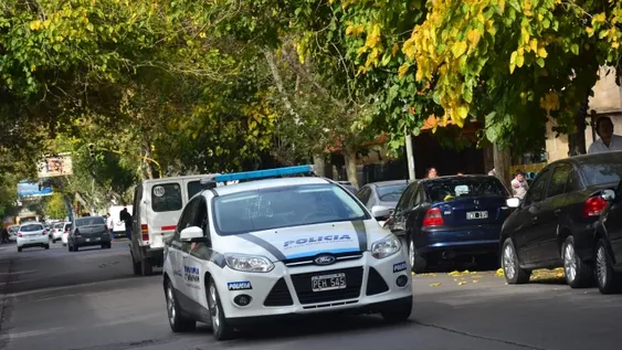Escapaban de la policía, chocaron con autos estacionados y terminaron lesionados: eran 6