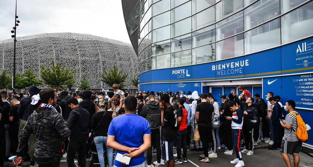 Messi sigue en su casa de Barcelona mientras los fanáticos lo esperan en París