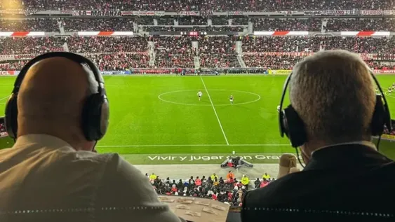 Un reconocido periodista reveló que relató borracho un partido de fútbol