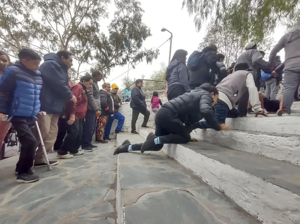 Los promesantes cumpliendo en el paraje de la Difunta Correa.-